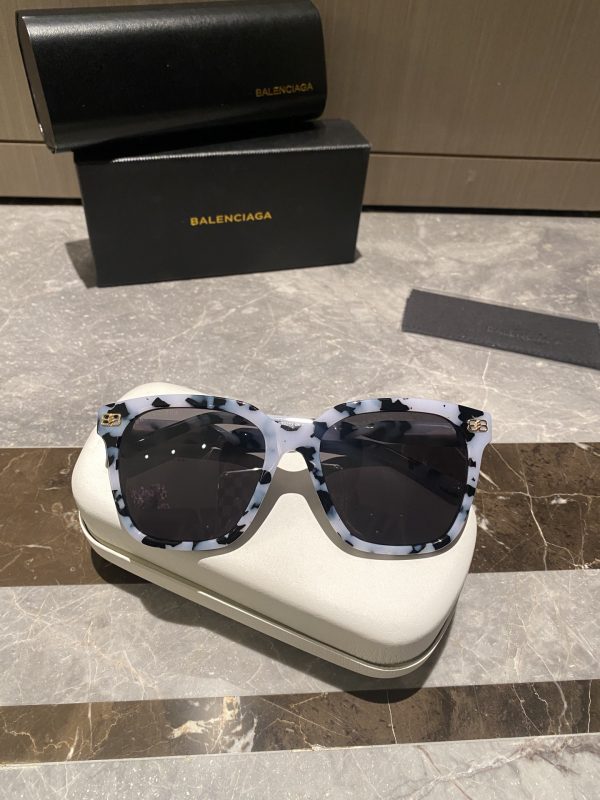 Balenciaga Fun Twisted Legs BB0283