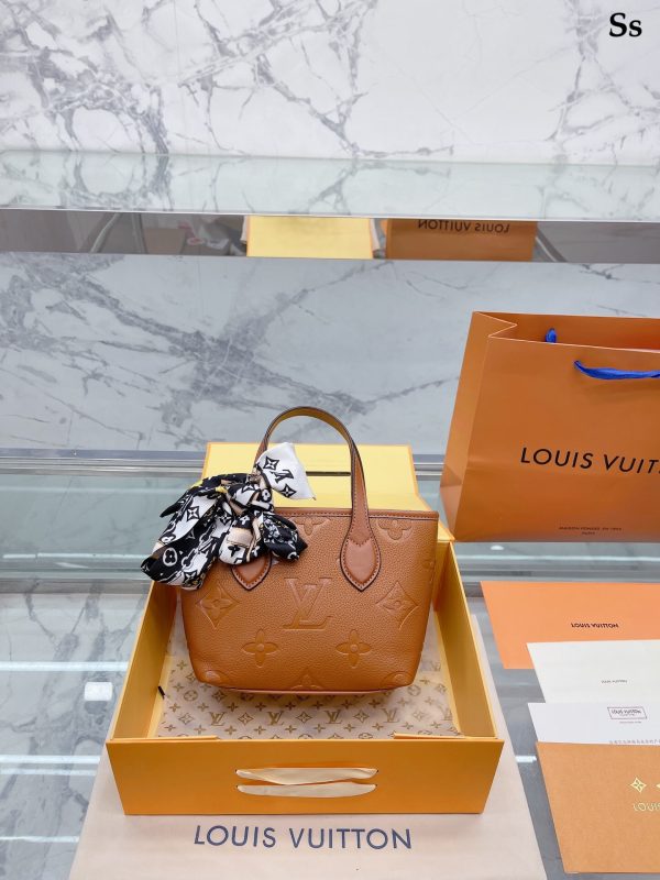 Lv embossed shopping bag (Multicolor)