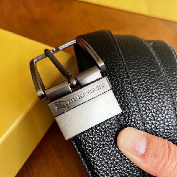 Burberry pin buckle belt
