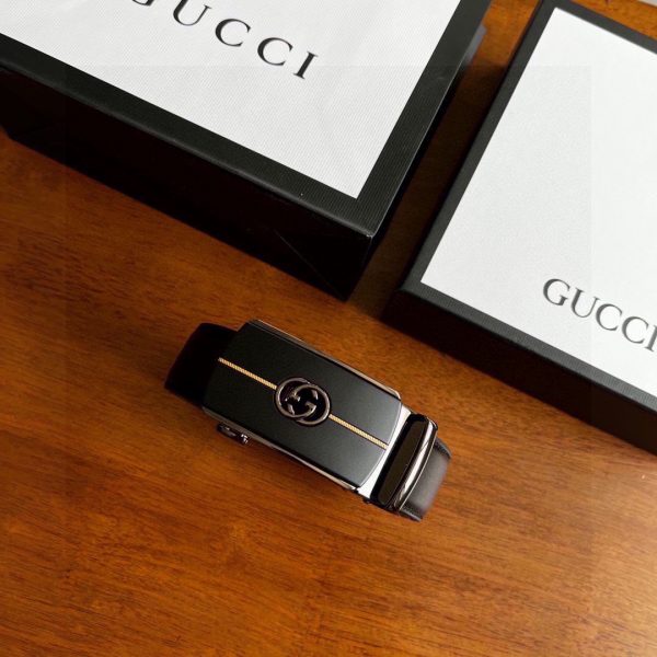 Gucci automatic buckle with large logo